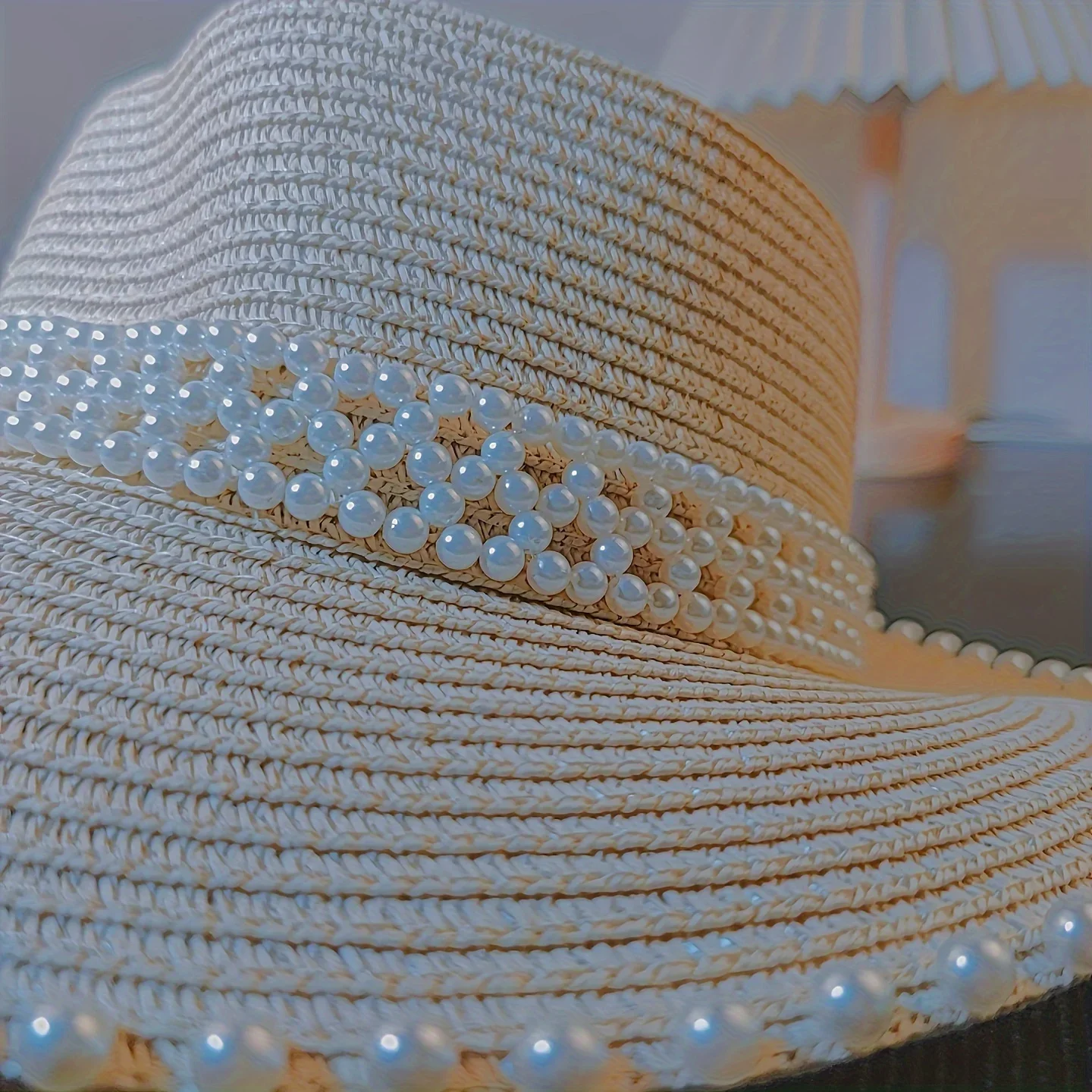 قبعة صيفية أنيقة للحماية من الشمس مع ديكور من اللؤلؤ الصناعي للنساء - ابق رائعًا ومحميًا!