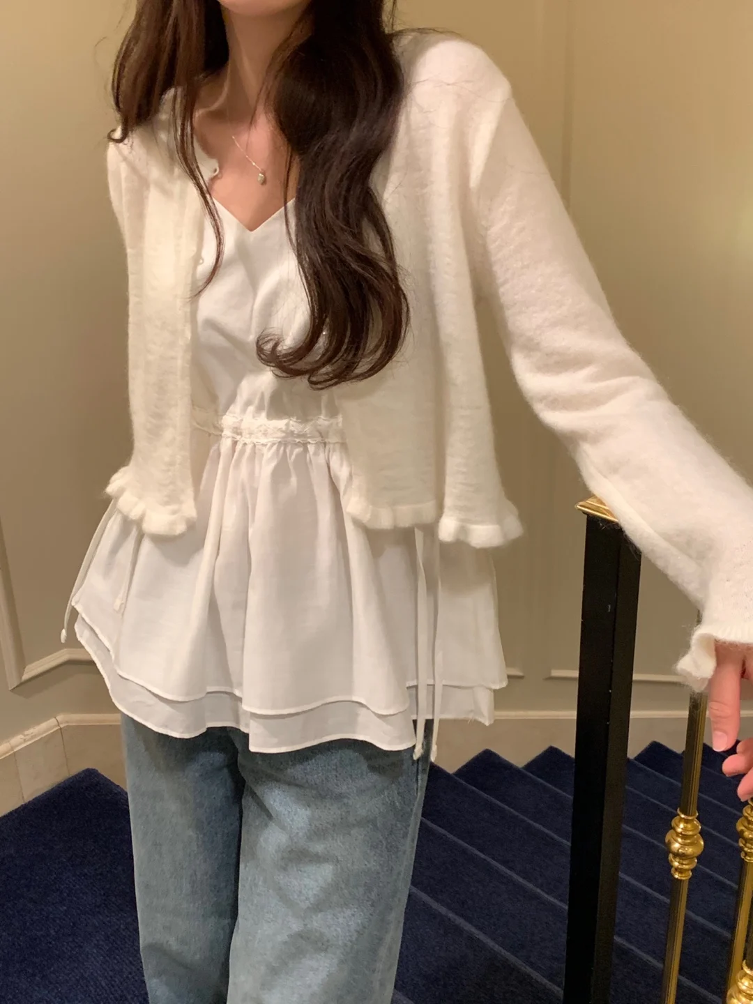 한국식 스윗 웨이스트 시닝 스트랩 베스트 여성 이너웨어 탱크탑 2025년 봄 V넥 이중 레이어 밑단 디자인 센스탑