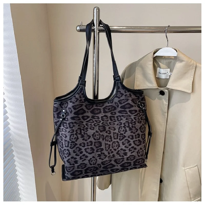 세련된 여성용 가죽 핸드백, 캐주얼하고 트렌디하며 세련된 데일리룩을 자랑합니다. ​