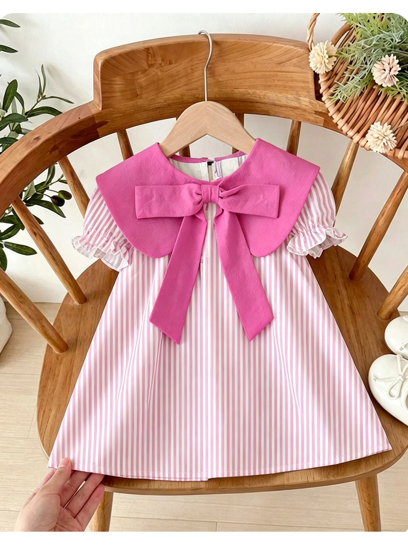 Kinder-Freizeitkleid mit Rundhalsausschnitt, Falsk-Kragen, Schleife, Karomuster und kurzen Ärmeln – Detail 3