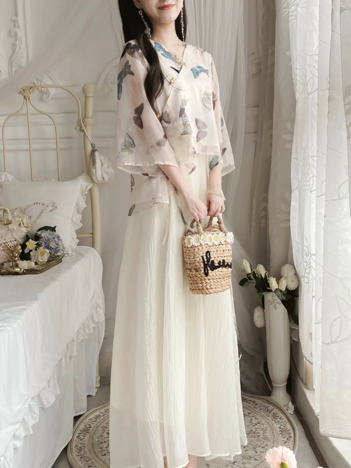 

Новый китайский комплект: топ с V-образным вырезом и принтом в стиле дзен, создающий ощущение прохлады, и юбка. Традиционный женский костюм Ханьфу.