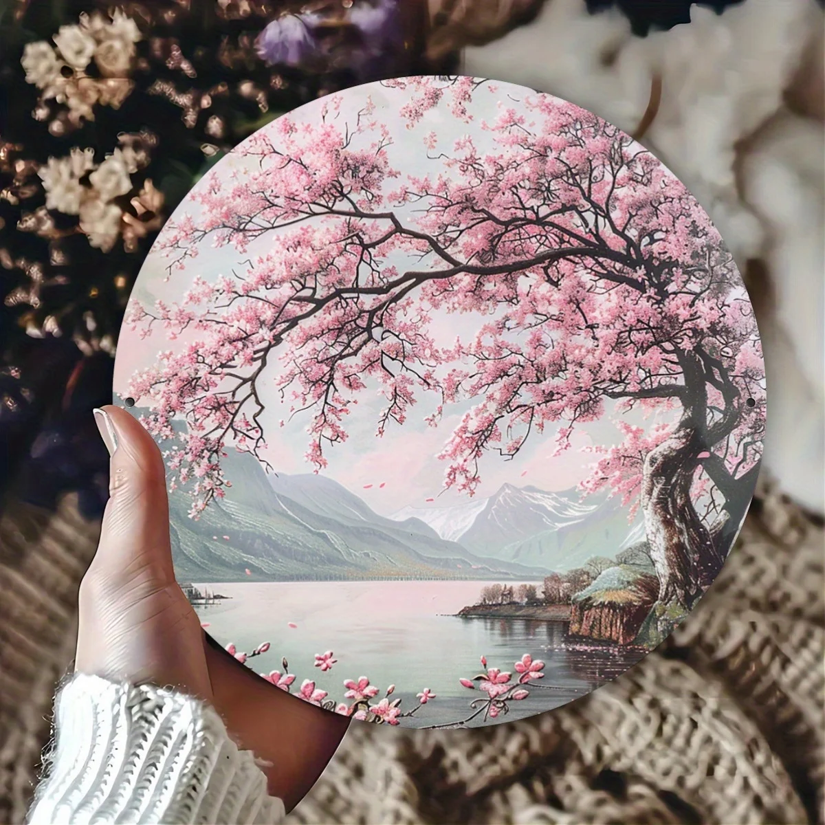 Une enseigne ronde vintage en aluminium représentant un paysage tranquille de lac orné de fleurs de cerisier, idéale pour la décoration rétro dans les maisons, les cuisines, etc.
