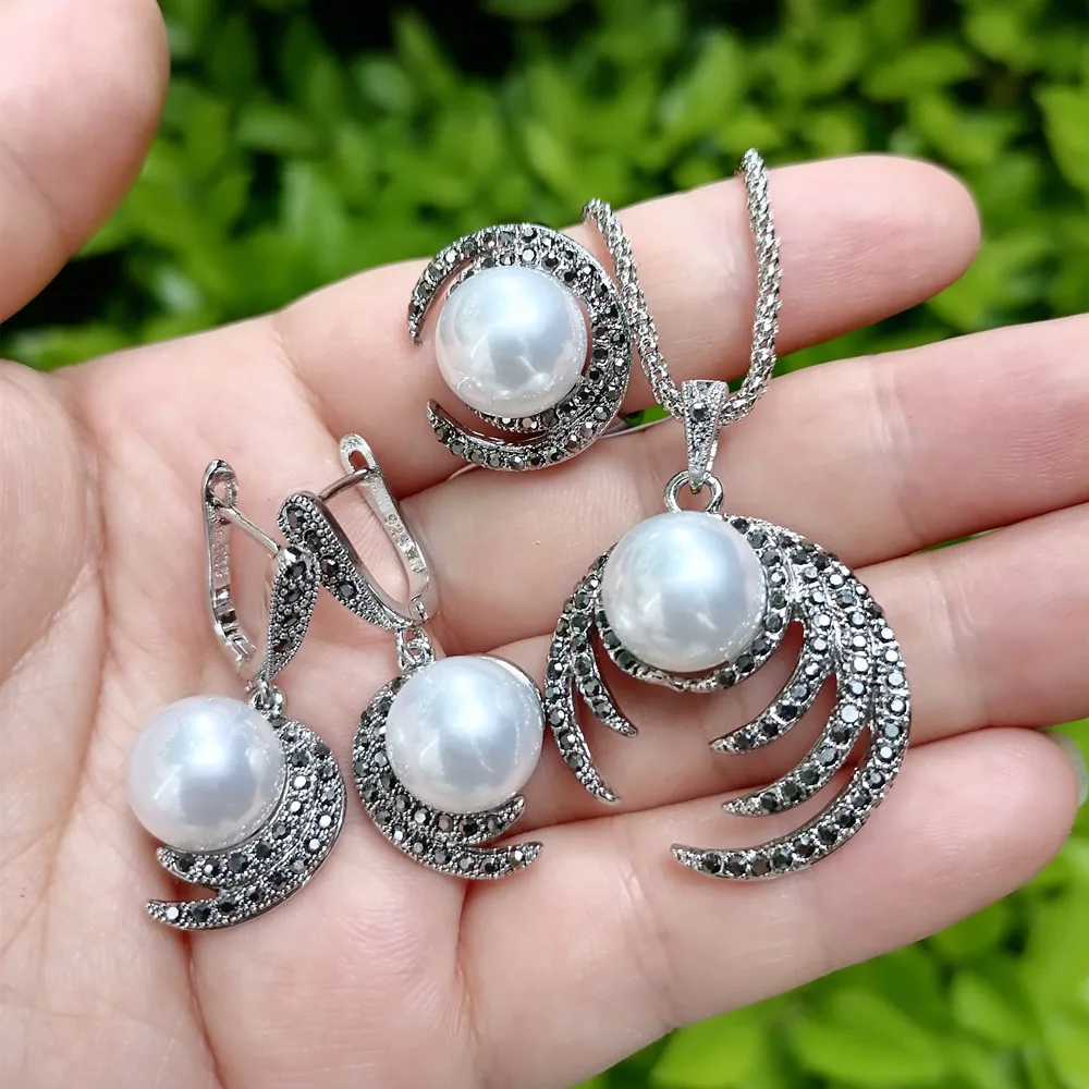 

Ajojewel 4Pcs Moon Woman Jewelry Set Vintage Pearl Necklace Ring Earrings With Black Rhinestones Luxury Gifts 2024