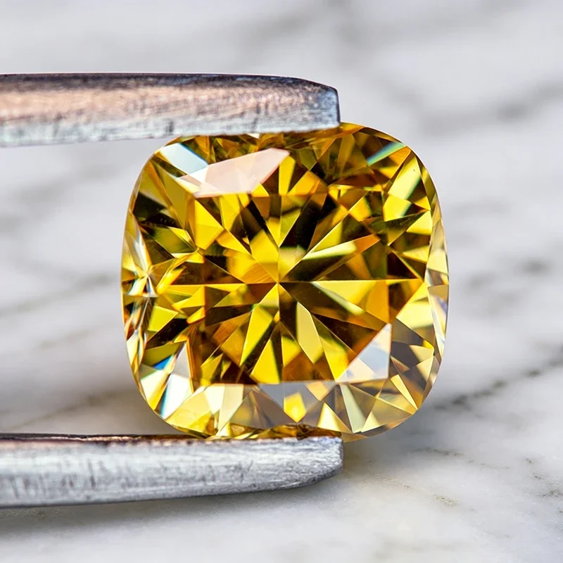 Moissanit-Stein im Kissen-Schliff, goldgelber Edelstein für DIY-Schmuckherstellung, besteht den Diamanttest mit Zertifikat. – Detail 5