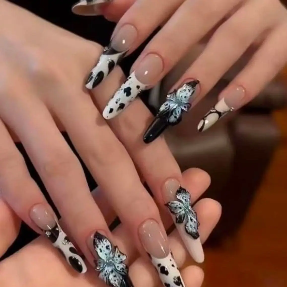 Stampa lunga ovale fatta a mano sulle unghie Gradiente Fiori 3D Decor Unghie Punta Y2k Unghie finte Nero Bianco Mandorla francese Unghie finte Art