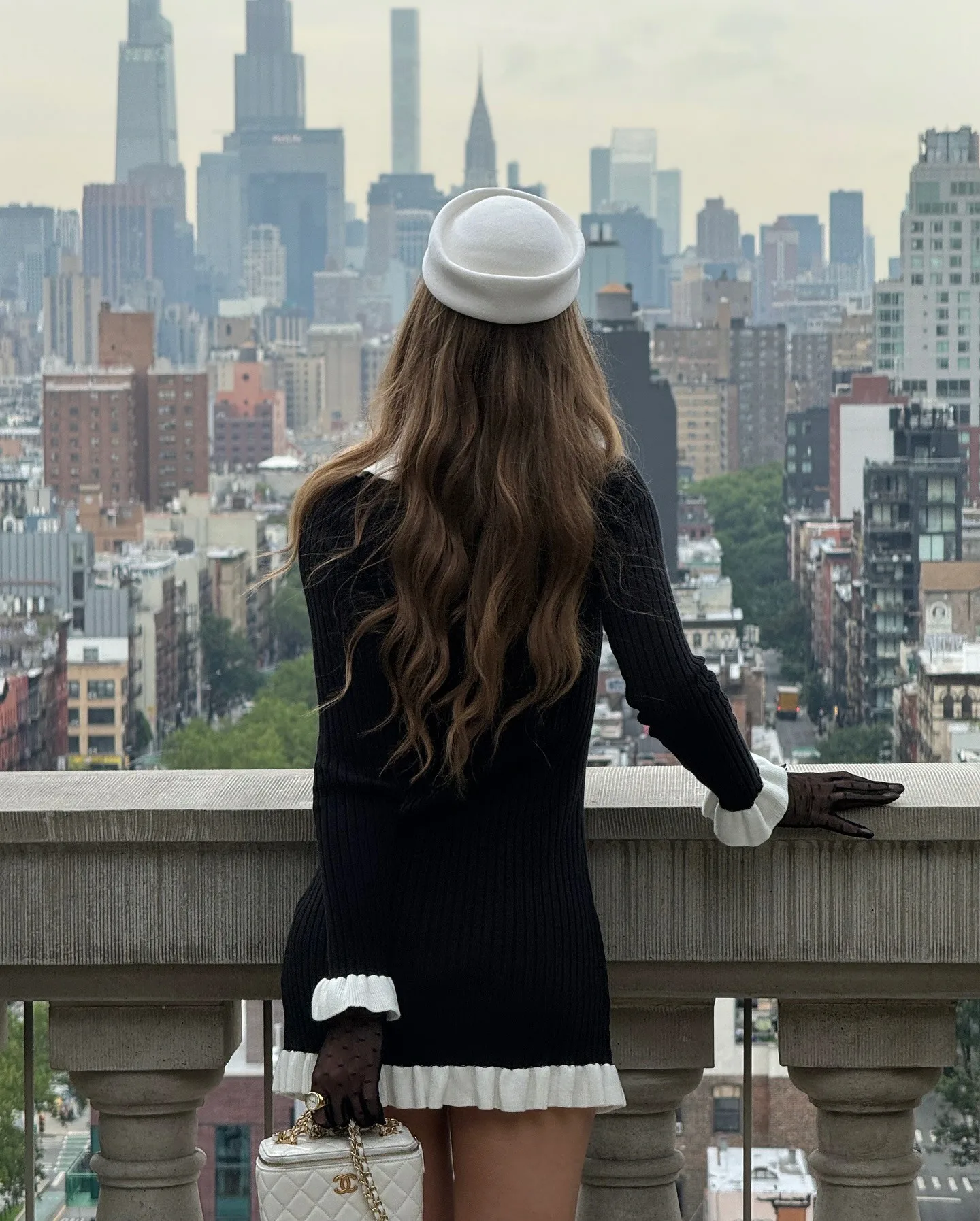 Estilo francés de punto elegante Mini suéter vestidos mujeres otoño negro blanco manga larga volantes fiesta Sexy vestido de mujer