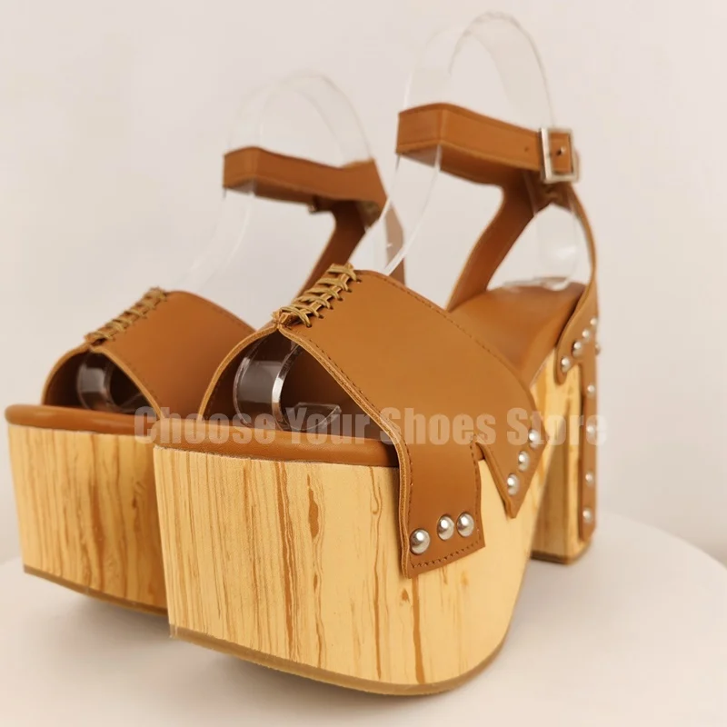 Рисунок 4 - Коричневые босоножки на платформе