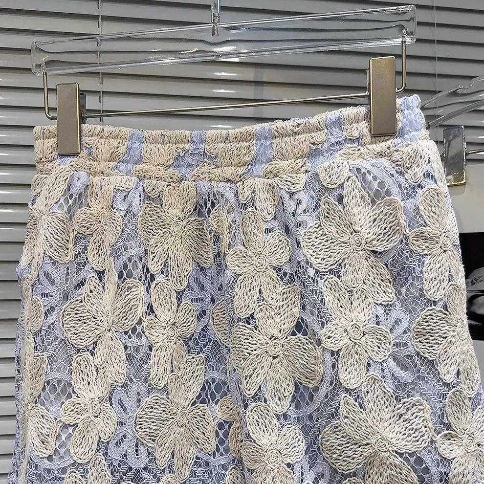 กางเกงลำลองแฟชั่นผู้หญิง ผ้าลูกไม้ปักลายสีสันสดใส ดีไซน์เอวยางยืด ความยาวสามส่วน