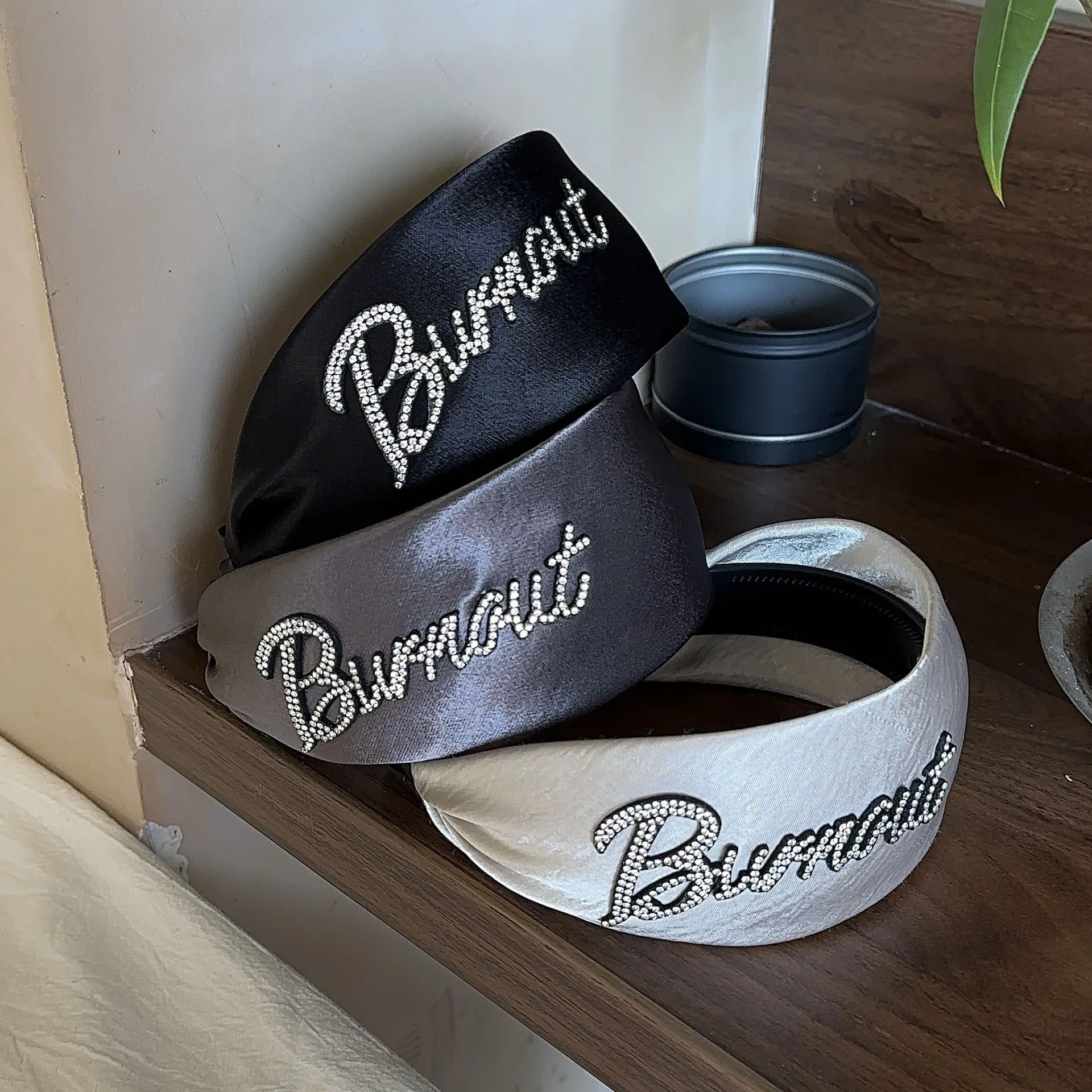 

Korean Version Fashion Original Design Letter Rhinestone Hairband Wide Edge Non-Slip High-End Hair Accessory