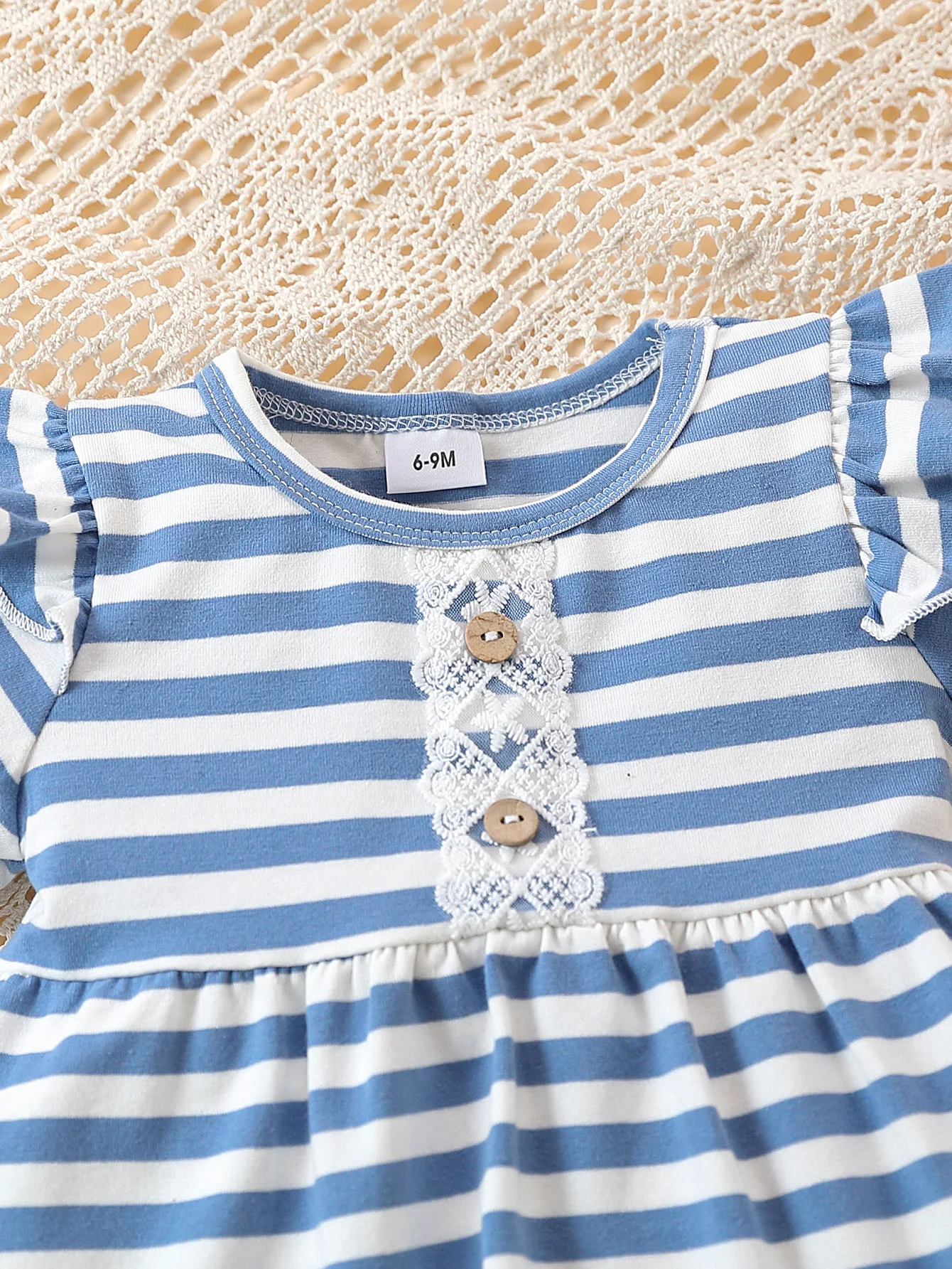 2-teiliges Sommer-Outfit-Set für Babys mit gestreiften Rüschenärmeln, Spitzenknopf-Peplum-Oberteil und Hose mit Rüschenbesatz, Freizeitkleidung für 6–18 Monate – Detail 3