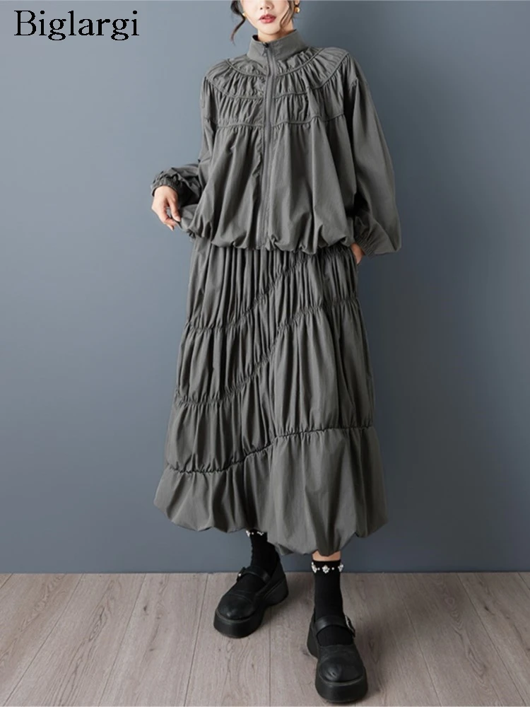 

Комплект из двух предметов: блузка оверсайз с пышными рукавами и длинная юбка с оборками. Женский повседневный свободный костюм. Модный женский плиссированный комплект.