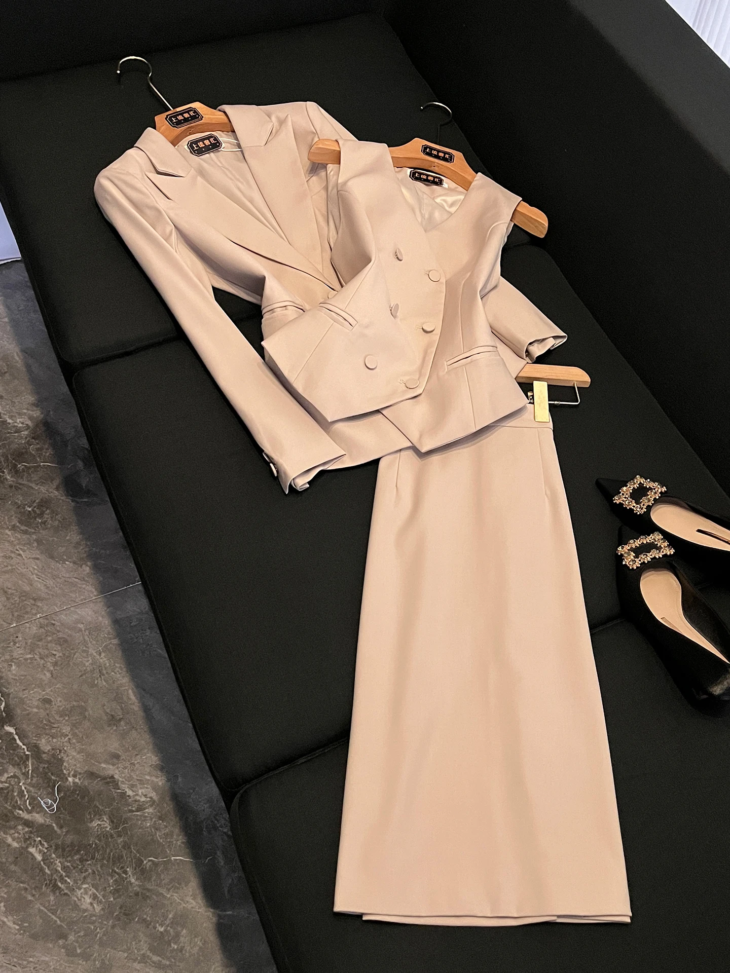 

Elegant Women's Suit Set Professional Commute High Waist Skirt Two Piece Set Summer 2026 Fashionable Workwear Ensemble