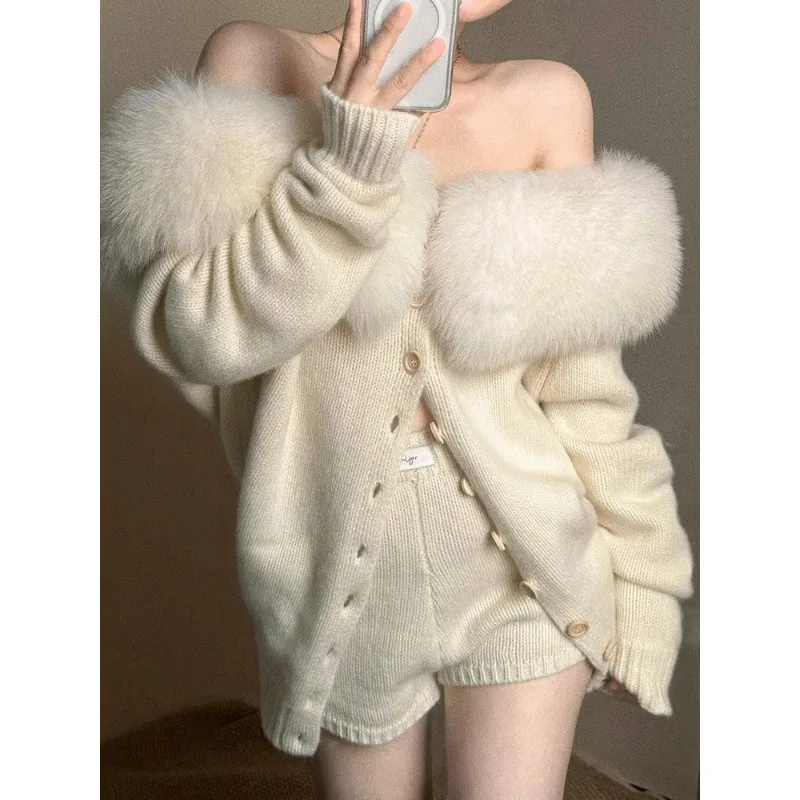 Delikatny wiatr, temperament, futrzany kołnierz, odkryte ramiona, kardigan z długim rękawem, zestaw damski: kurtka i szorty z wysokim stanem.