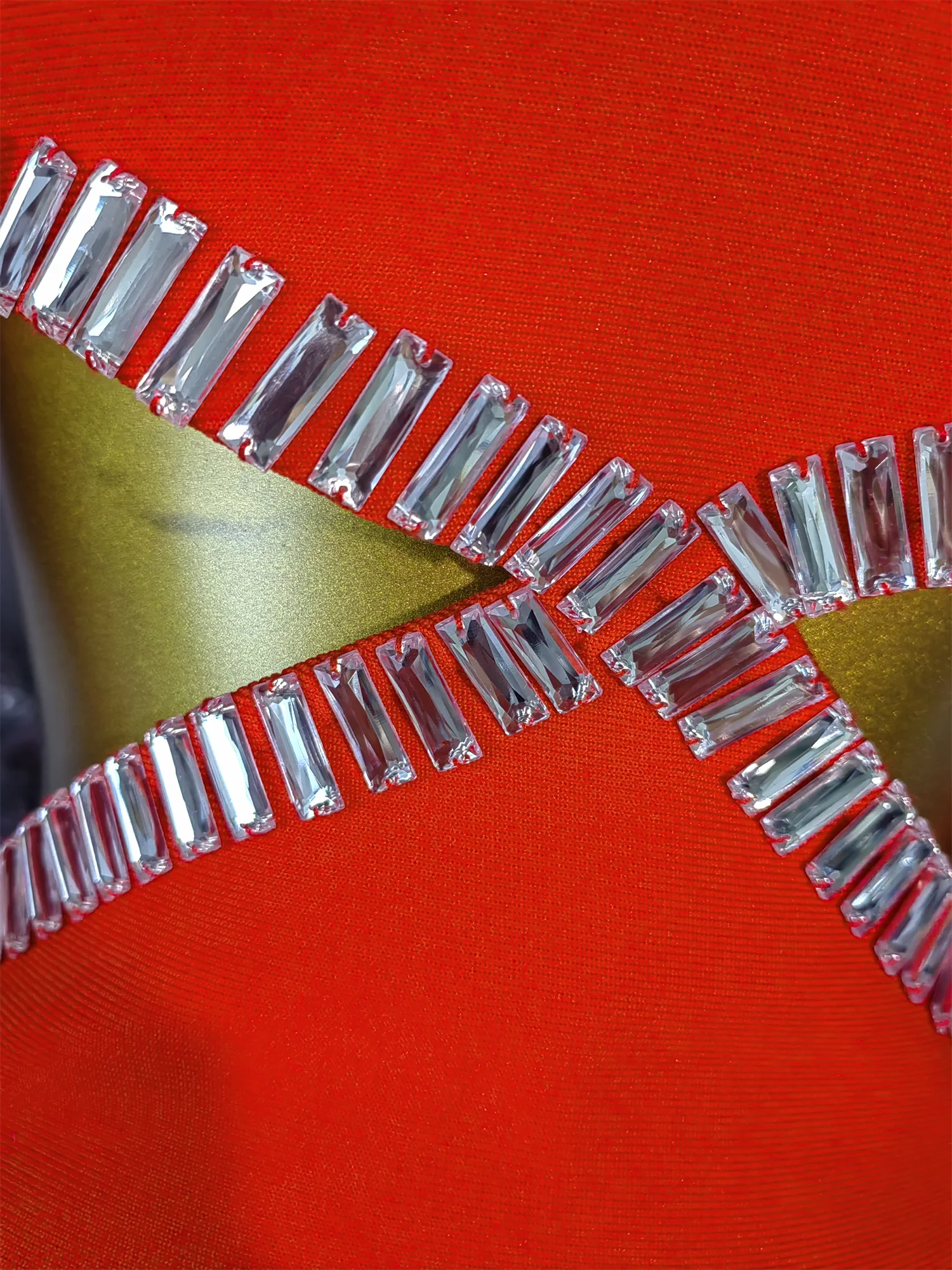 โรงงานขายผู้หญิงผ้าพันคอสีแดงชุดแขนยาวตัดคริสตัลเย็บปักถักร้อยยาววันเกิดชุดราตรี Gowns