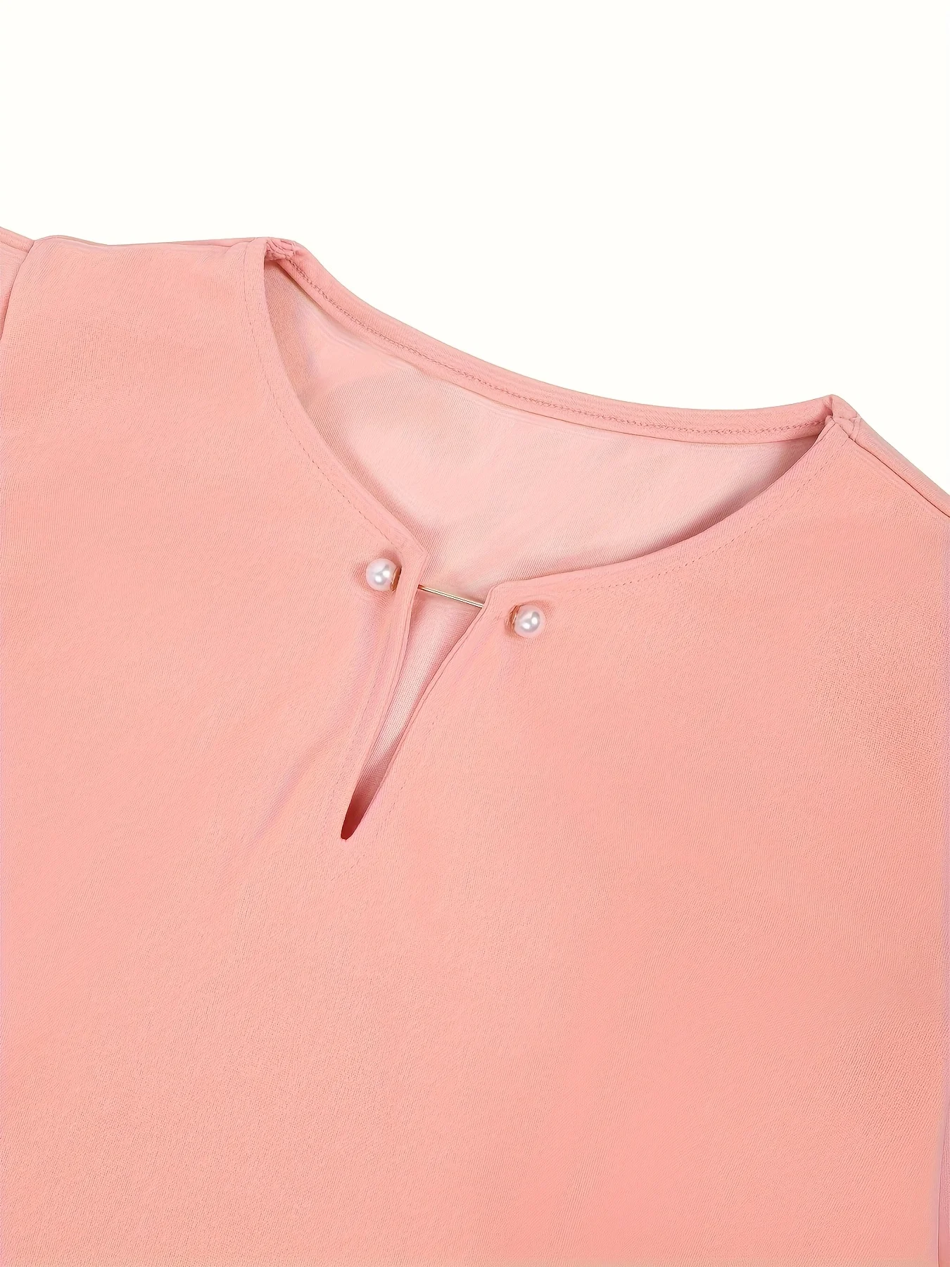 Różowa bluzka plus size z bufiastymi rękawami i dekoltem w kształcie dziurki + granatowa spódnica jeansowa, dwuczęściowy, casualowy letni zestaw na lato 2025