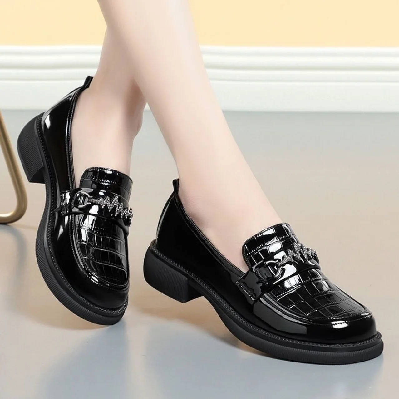 Soft leather single shoe women's 2024 new soft sole comfortable patent leather English style loafers work small leather shoes