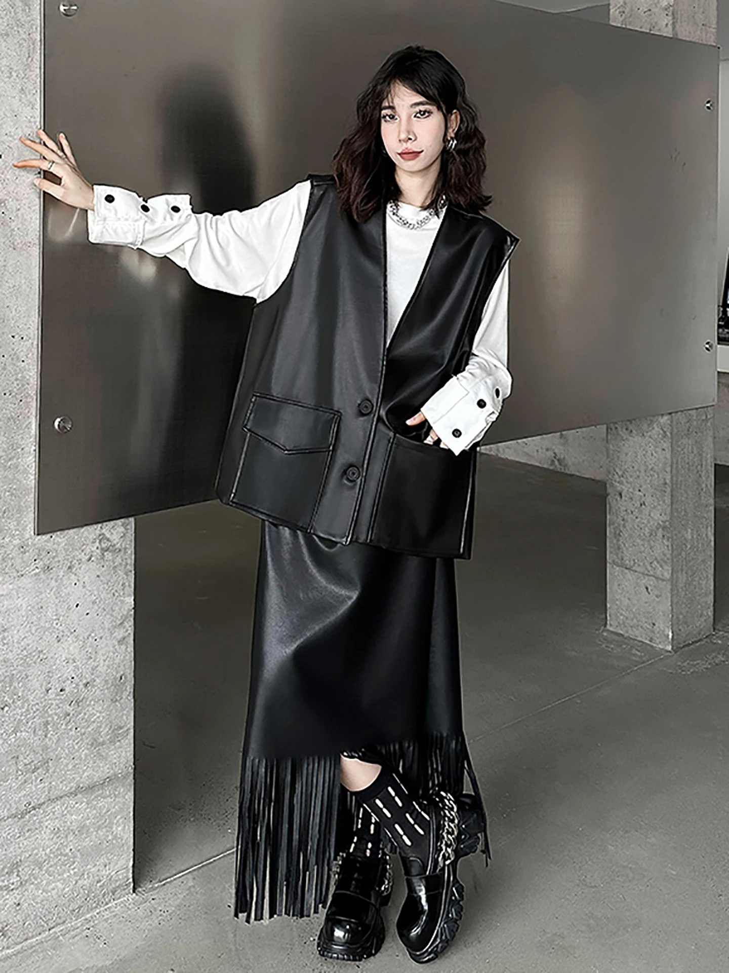 

Women's Fashion Casual Hong Kong Style Pure Color PU Leather V-neck Versatile Mid-length Slimming Vest Spring 2026