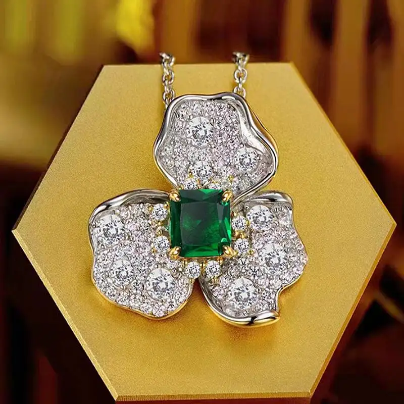 Huitan Ästhetische Blumenförmige Damen-Anhänger-Halskette für Party, Alltag, luxuriös, zweifarbig, eingelegt, glänzendes CZ-Zubehör, trendiger Schmuck