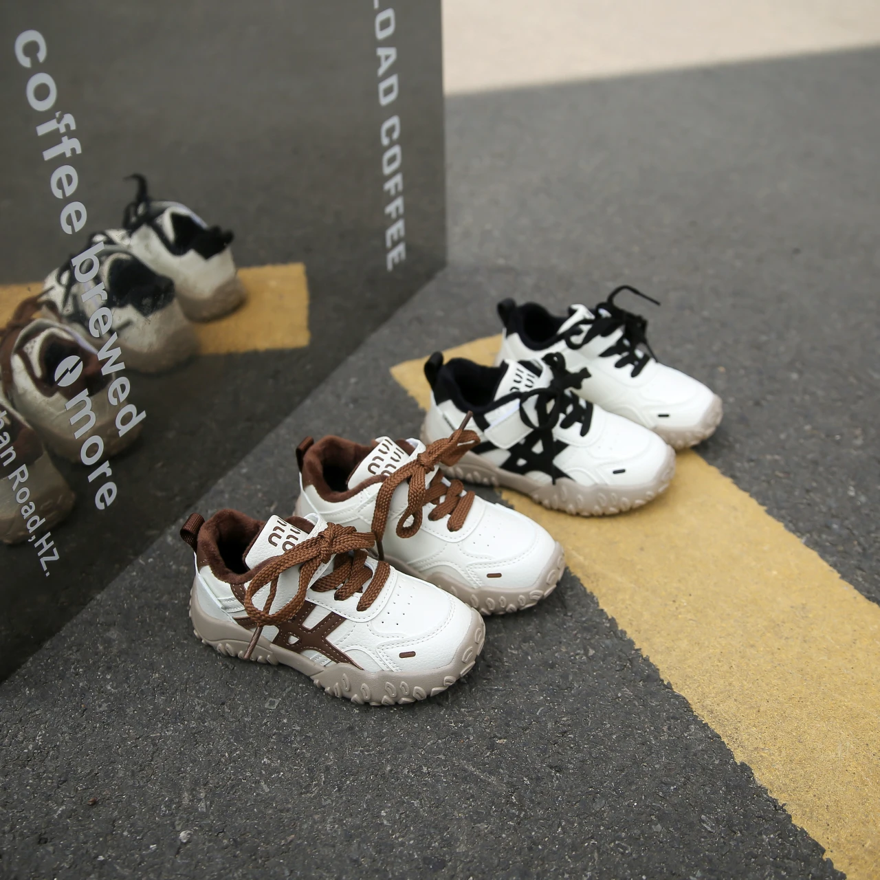 

Children's sports shoes 2025 autumn lightweight running shoes for boys Anti-slip soft sole breathable leisure shoes for girls