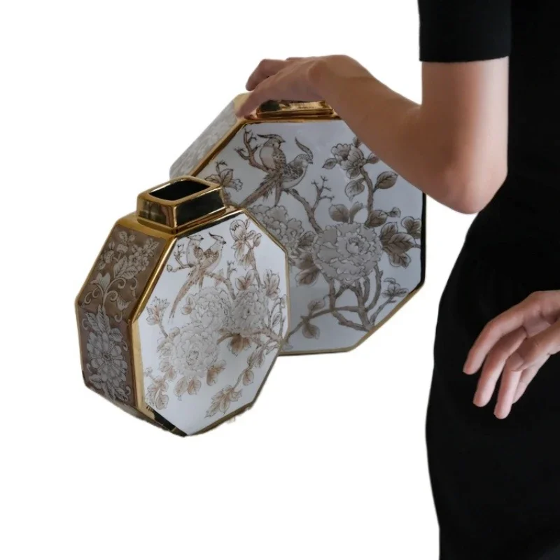 

Gilt white porcelain, Oriental Paris new Chinese-style "happy eyebrows" vase is shipped ornament