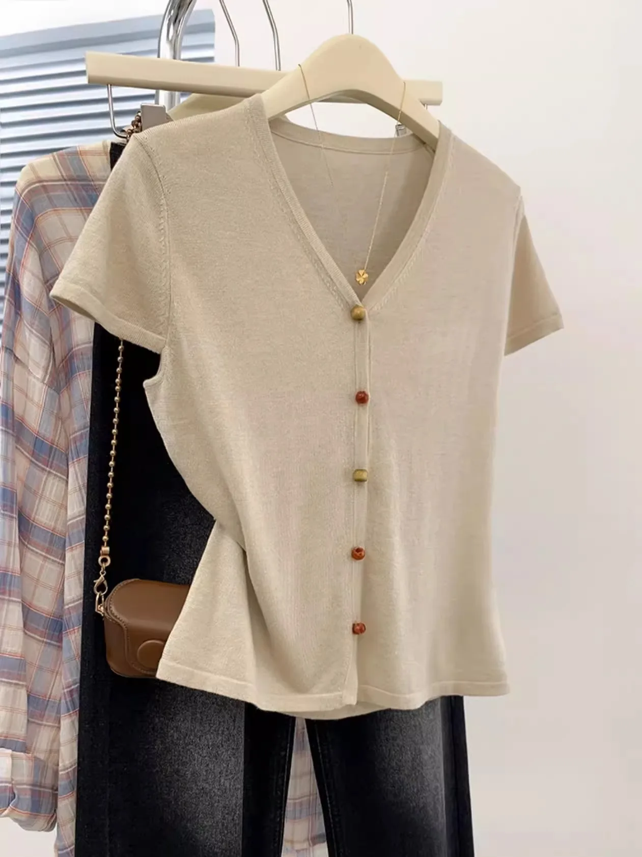 

Свободная футболка V-Ne ort Sve, женская летняя утягивающая футболка Flng Sve, верхняя крышка на пуговицах, корейский Sle, большие размеры