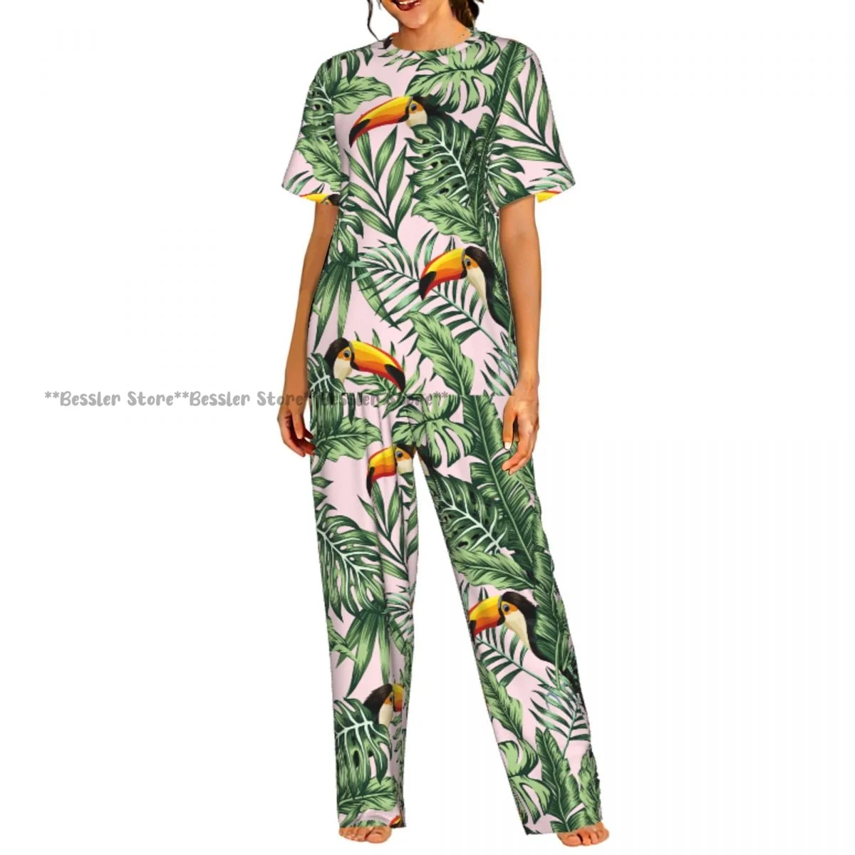 

Женский комплект из 2 предметов: пижама с экзотическим тропическим принтом (зеленые листья пальмы монстеры и тукан), топ с короткими рукавами и брюки.
