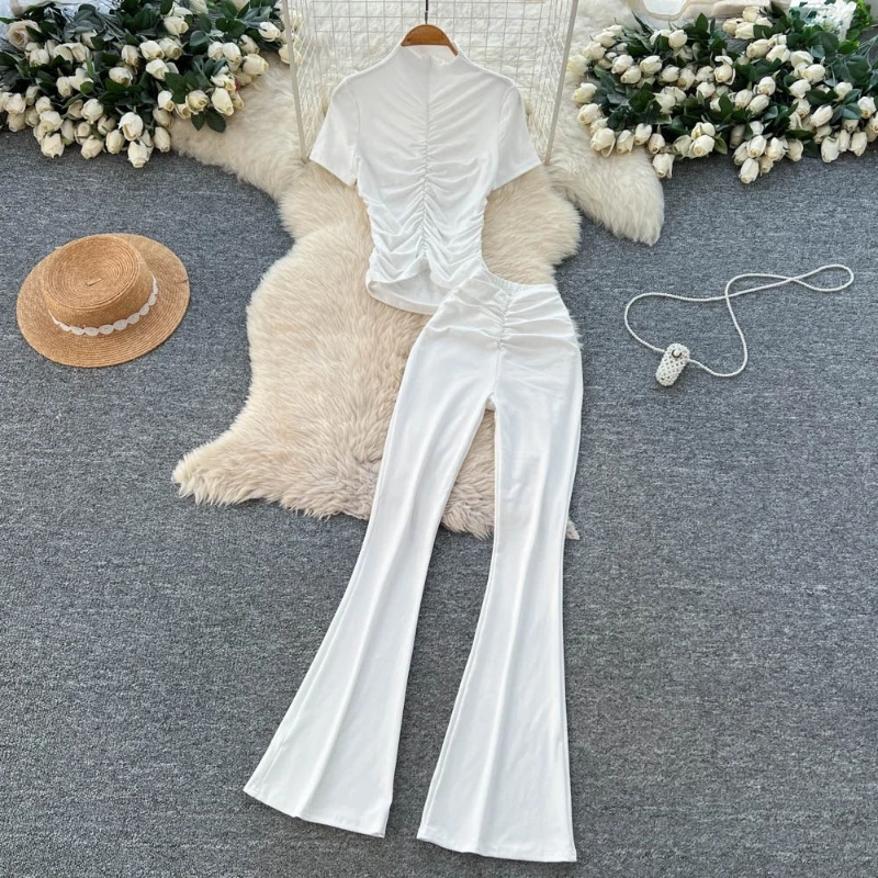 

Летний женский комплект из двух предметов: футболка с коротким рукавом в стиле lazy style, плиссированная, приталенная, и слегка расклешенные брюки, для повседневной носки.