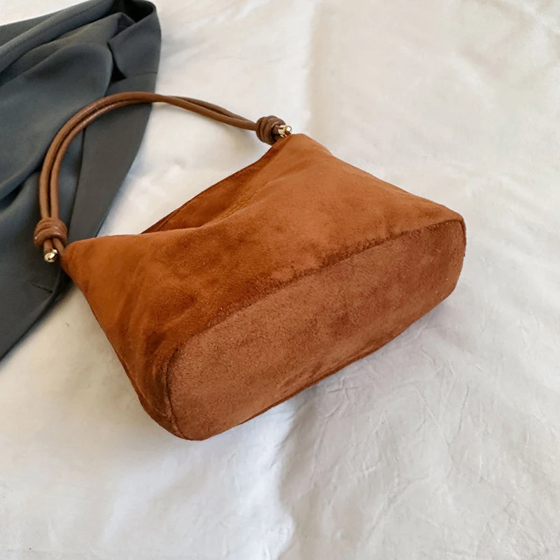 Damen-Handtasche aus Wildleder mit großer Kapazität und Buchstabenmuster, magnetische Schnalle, Samt, PU-Unterarmtasche im Retro-koreanischen Stil – Detail 31