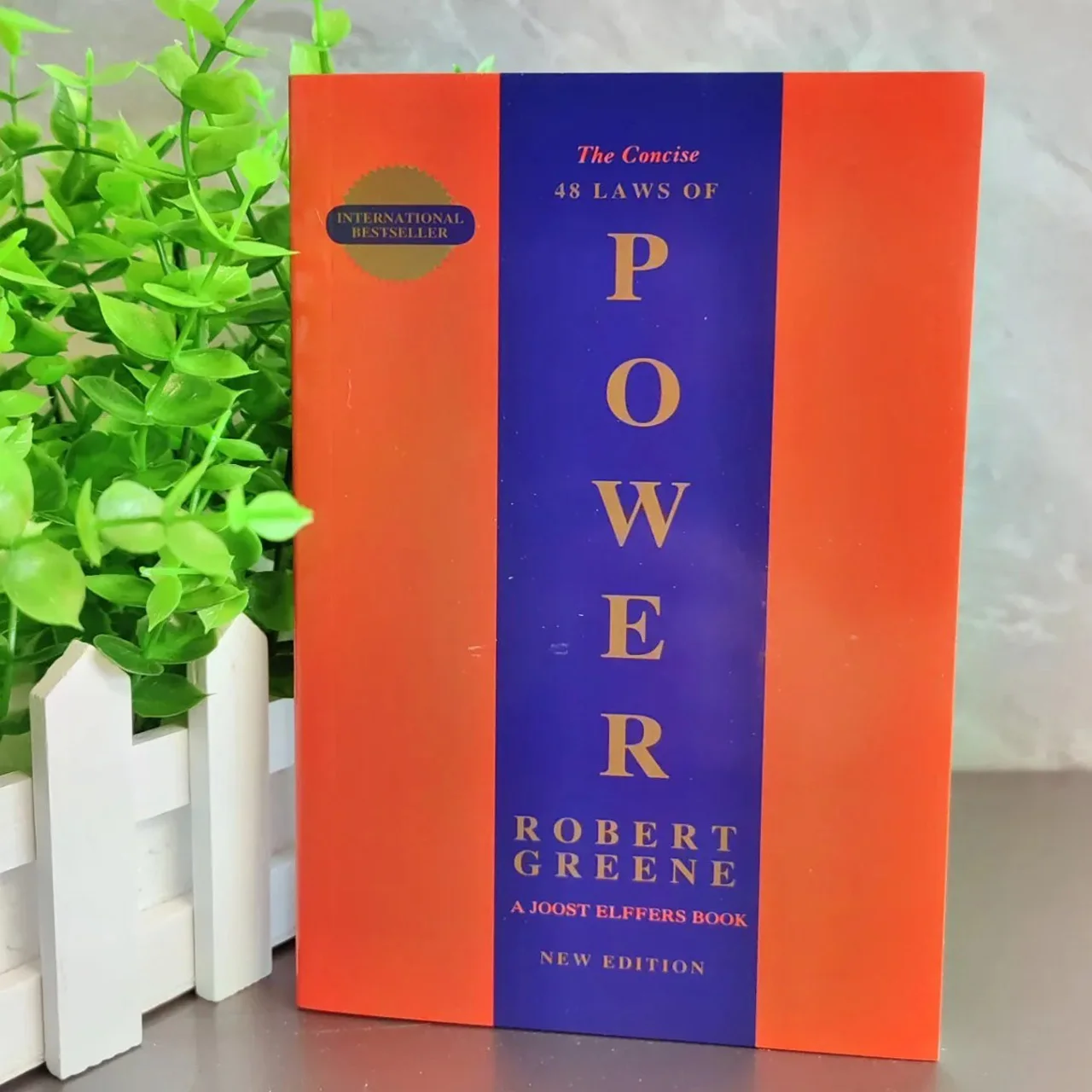 

Английская книга The Concise 48 Laws of Power от Роберта Грина Политическое лидерство Политическая философия Мотивационные книги для взрослых