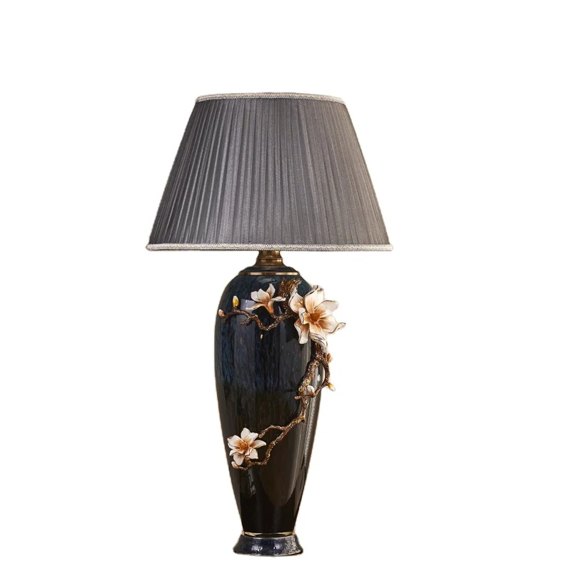 Lampada da tavolo di lusso con paralume in cristallo a LED da lettura con fiori di magnolia nordica per camera da letto moderna in smalto cloisonné dipinto a mano