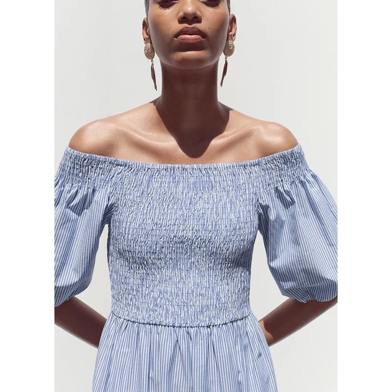 Letnia damska sukienka midi z wzorem uli pszczelich, elastycznym sznurkiem, haftowanymi paskami, odkrytymi ramionami, prostym kołnierzykiem i bufiastymi rękawami.