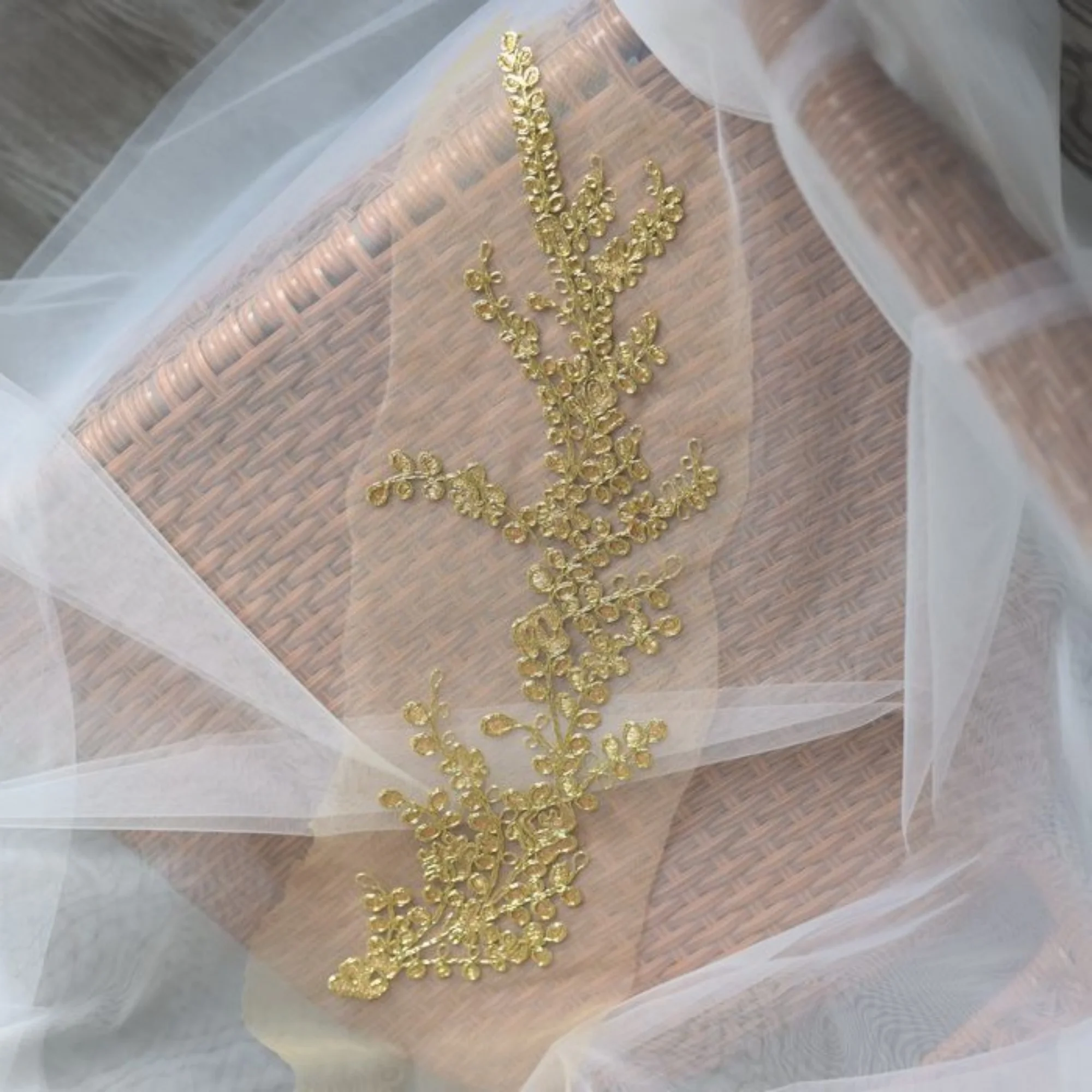 

1 шт., кружевные аппликации с золотой веткой и листьями, вышитые аппликации, вышитые нашивки для принадлежностей для платьев, для китайского платья своими руками