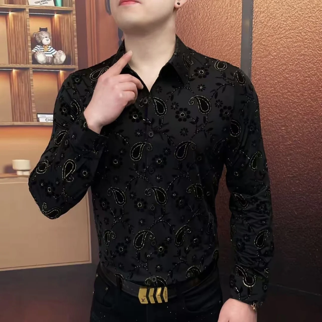 

Повседневная модная мужская рубашка с длинным рукавом, золотой вышивкой, из полиэфирного волокна, дышащая, износостойкая, для весны и осени