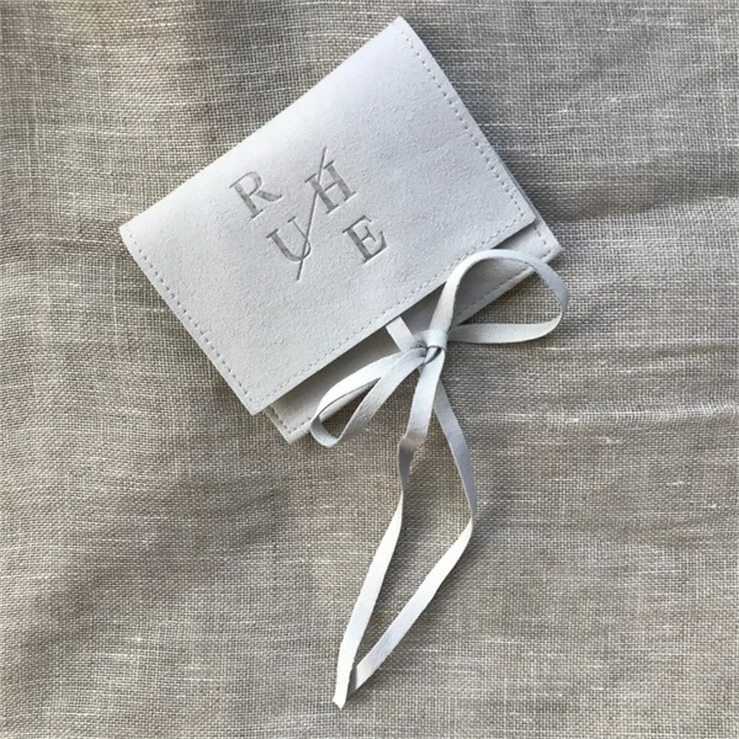 

50 шт. индивидуальные мешочки, персонализированные мешочки для ювелирных изделий с индивидуальным логотипом, серая сумка для ювелирных изделий, микрофибра