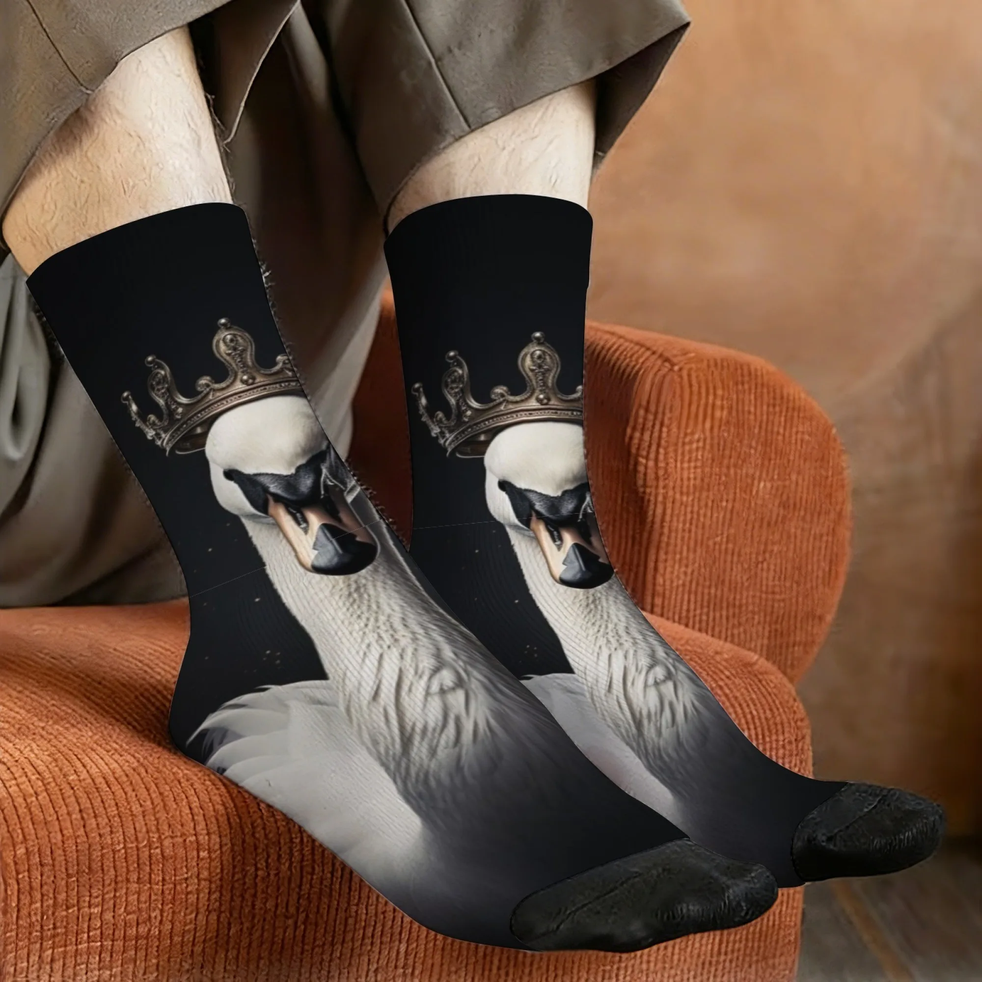 Elegante Royal Swan Crew-Socken, mit Kronen verzierte Socken mit Schwanenmuster, Geschenk für Liebhaber im eleganten Stil und Tier-Antropomorphismus-Fans