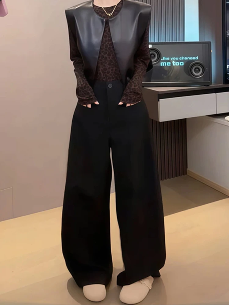 Conjunto de Tres Piezas de Moda Casual para Mujer: Camiseta de Manga Larga con Estampado de Leopardo Otoñal, Chaleco de Cuero y Pantalones Anchos