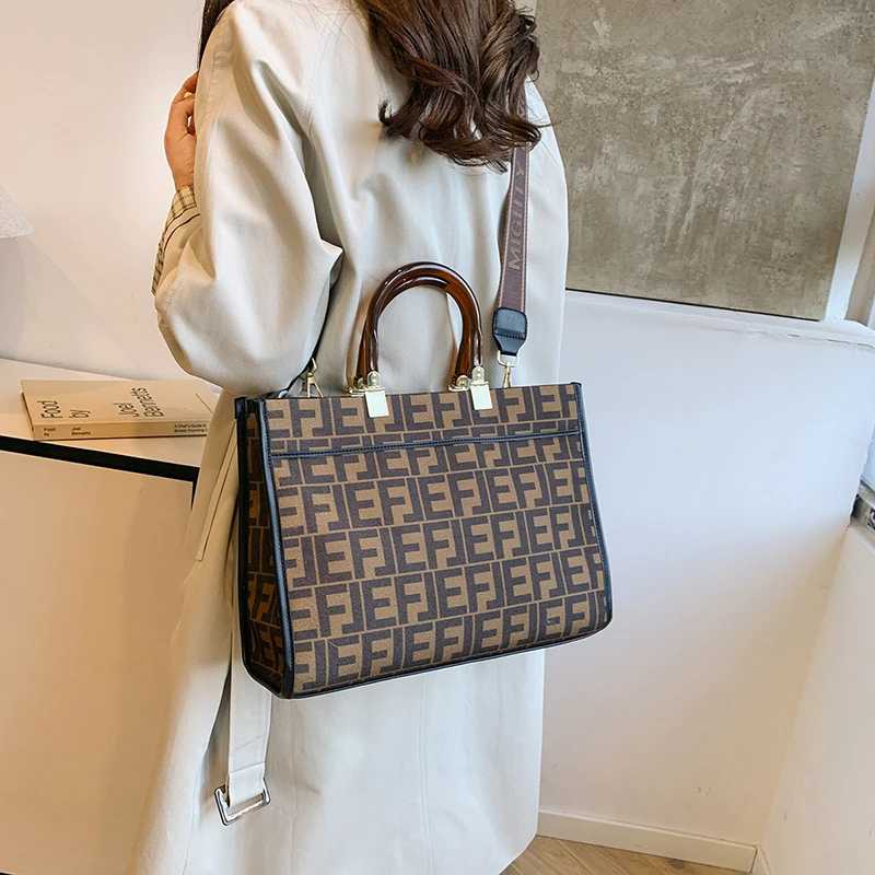 

Artisanal Vintage Shoulder Bag Exquisite Knot Accent Distinct Contour for Fashionable Trips Understated Charm