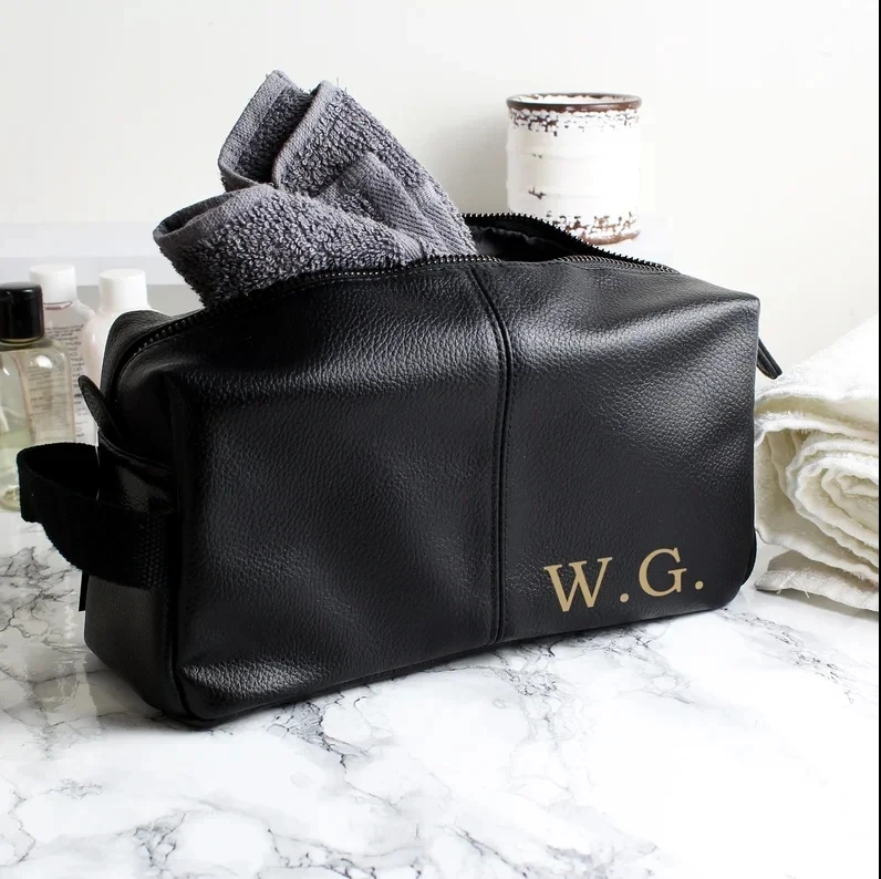 Borsa da toilette personalizzata con monogramma dorato Lnitials in pelle nera Look For Him Groomsmen Mens Dad Bestman Father Gift