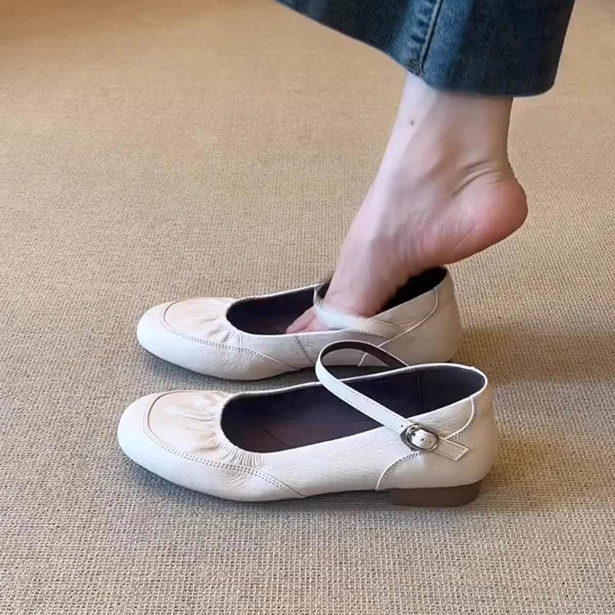 

Женские белые атласные плиссированные туфли Мэри Джейн с круглым носком и квадратным каблуком с пряжкой и ремешком, женские повседневные балетки, удобные стильные туфли-лодочки