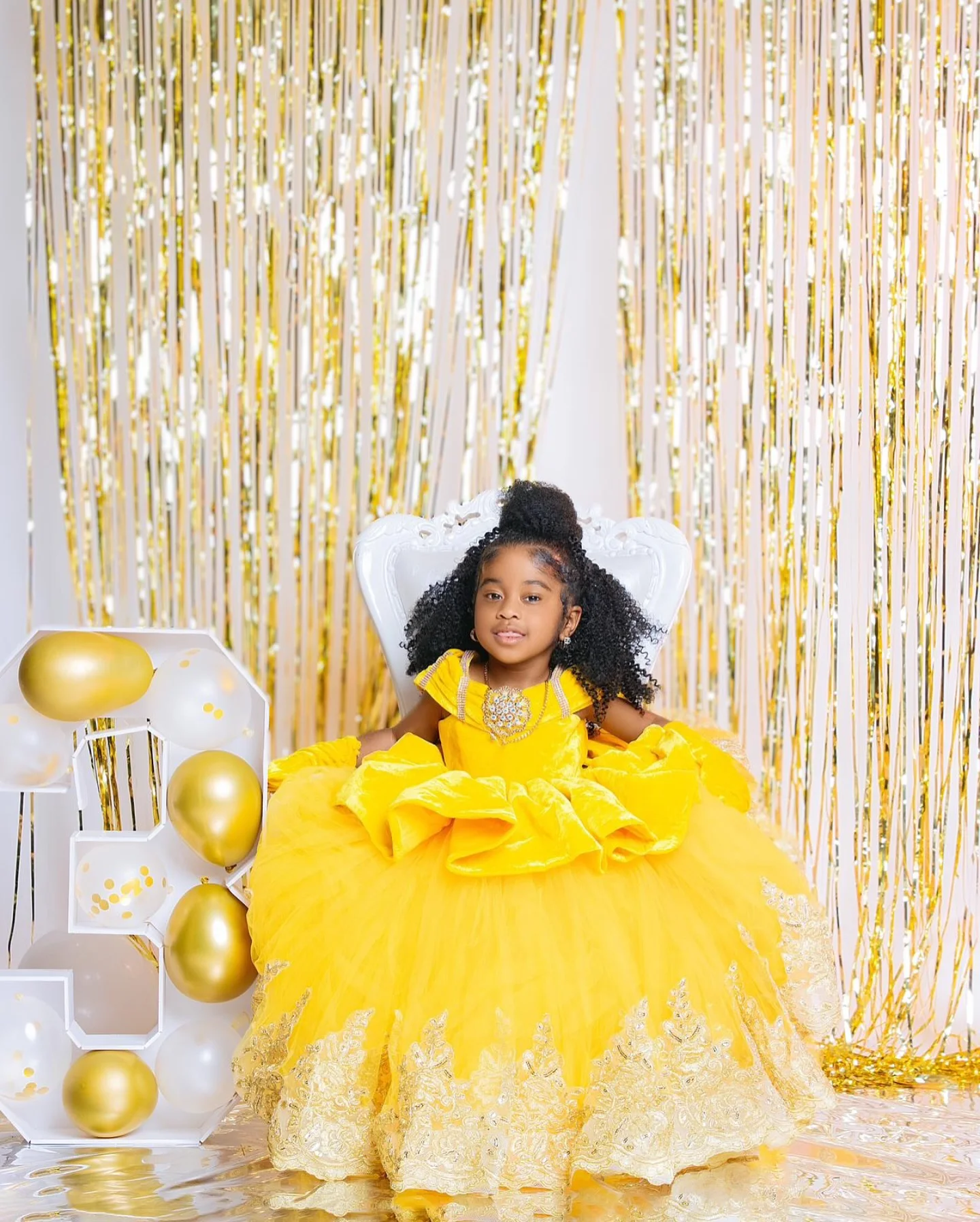 

Customized Yellow Flower Girl Dress For Wedding Puffy Gold Lace 3d Applique Luxury Baby Kids Birthday First Communion Gown