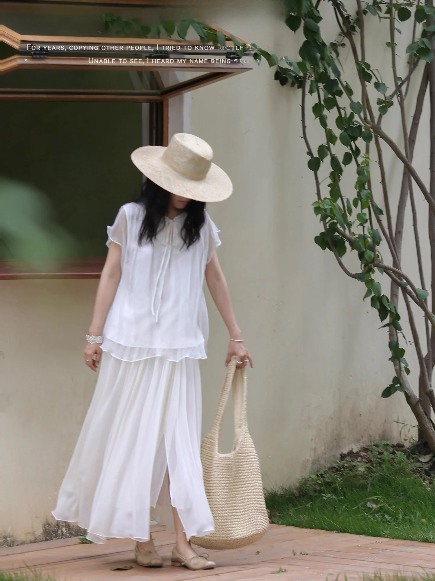 

Оригинальная женская летняя свободная блузка из белого шелка с коротким рукавом, стройнящая, элегантная, для повседневной носки, драпированная, охлаждающая, из ткани Ice Muscle Cool