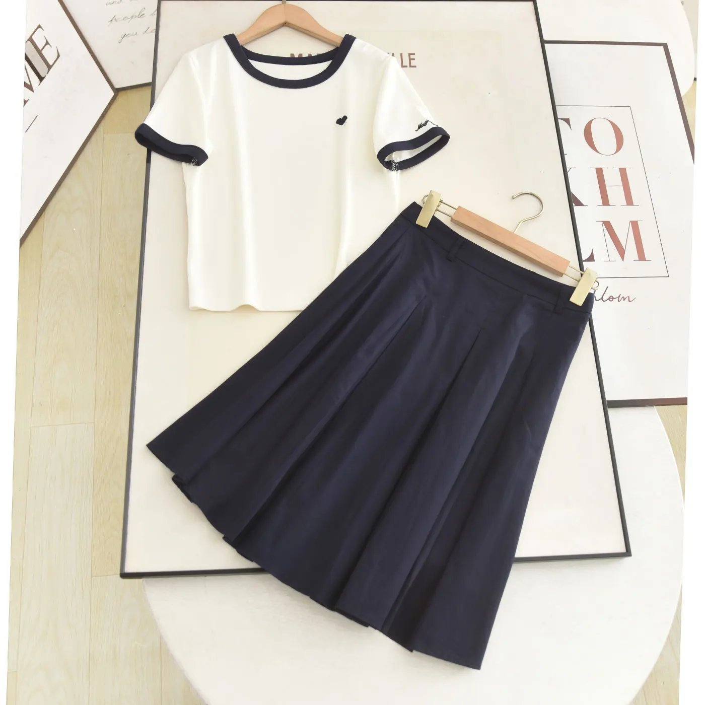 

Summer 2026 New Style Contrast Color Embroidered Heart T-Shirt And High Waist Skirt Two-Piece Set Women's Fashion Ensemble