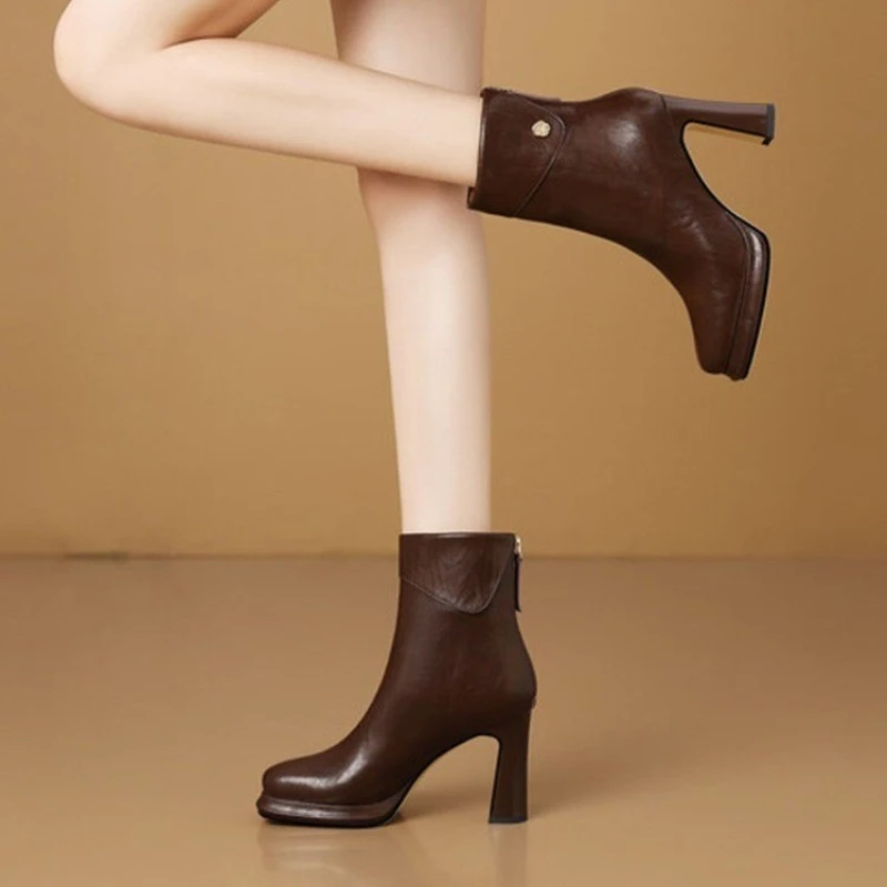 أحذية الموضة النسائية عالية الكعب 2025 شتاء نمط جديد بسيط ومتعدد الاستخدامات مقاوم للماء الجدول الخلفي سستة ساحة تو أحذية بوت قصيرة