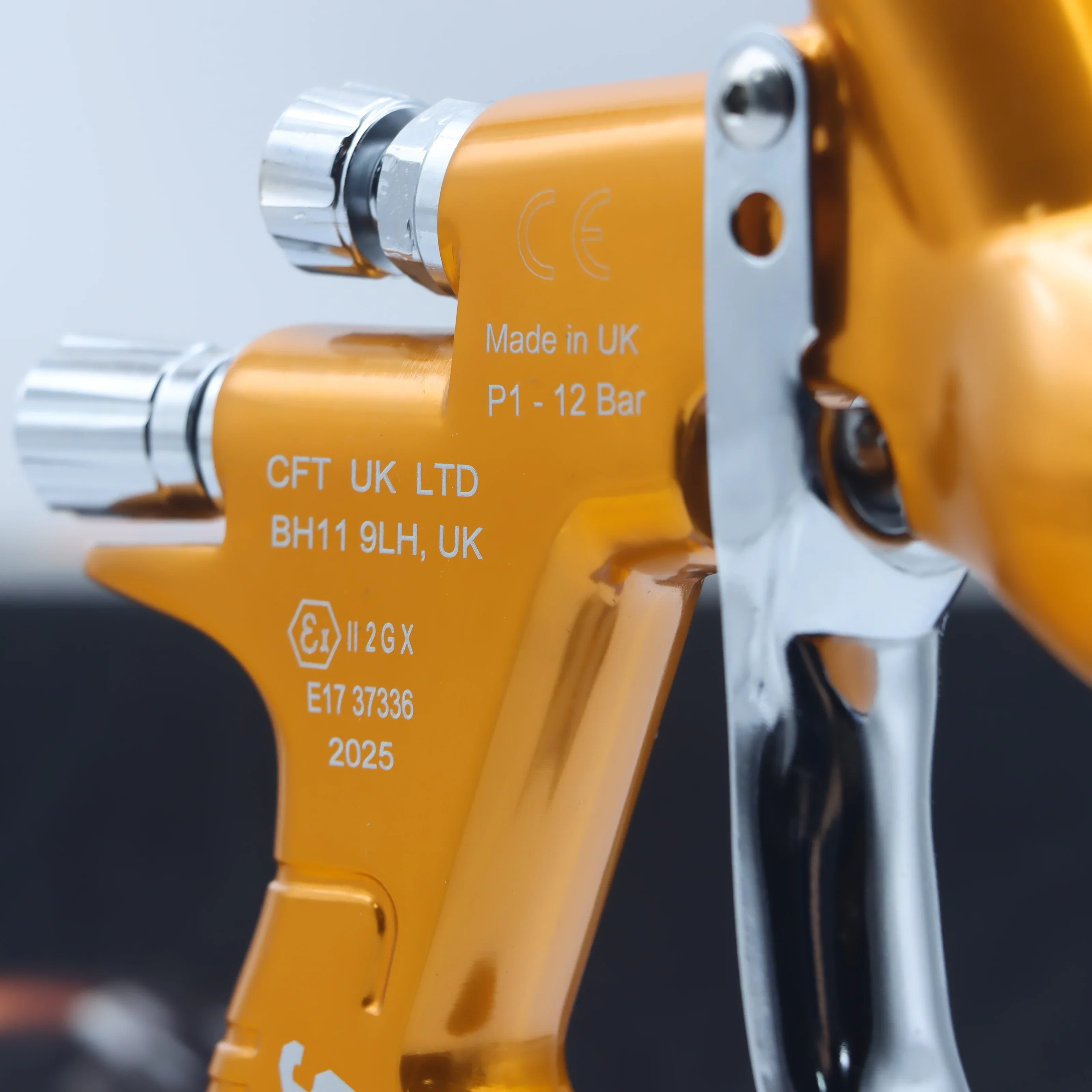 Tpaitlss Car Spray Gun GTl Pro Painting Gun TE20/T110 1.3mm/1.8mm Nozzle Glod with Mixing 600ml Cup Water Based Air Spray Gun image 3