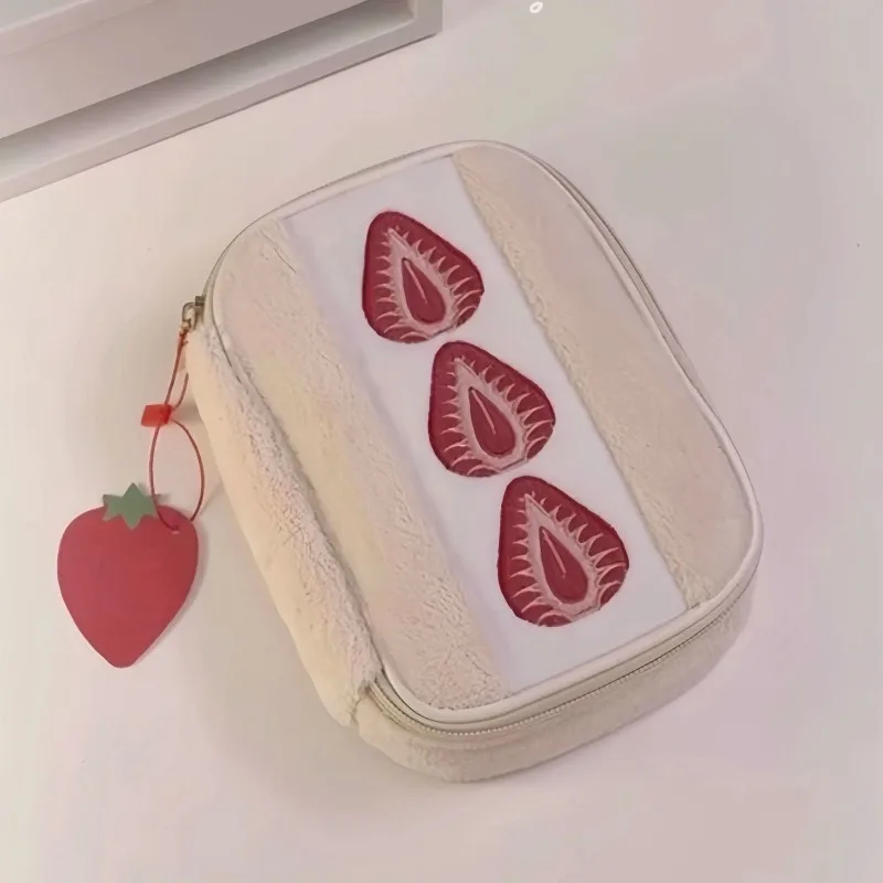 Estojo de Lápis de Pelúcia Morango Fofo – Bolsa de Armazenamento de Papelaria Multifuncional de Grande Capacidade, Necessaire Macia e Felpuda para Canetas e Maquiagem, Presente para Meninas e Mulheres