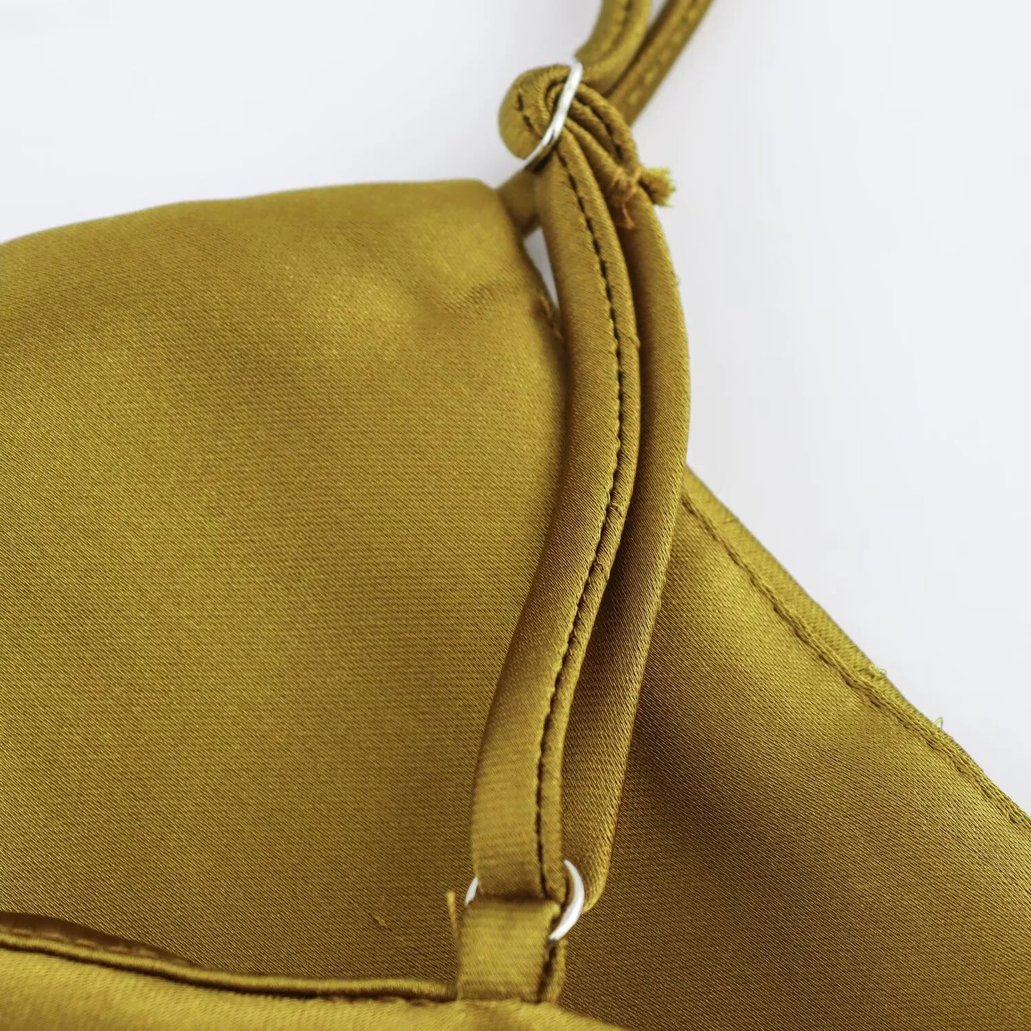 Nuevo vestido de mujer de estilo primaveral con cuello colgante plisado y cinturón de cintura textura satinada de seda vestido con tirantes MIDI