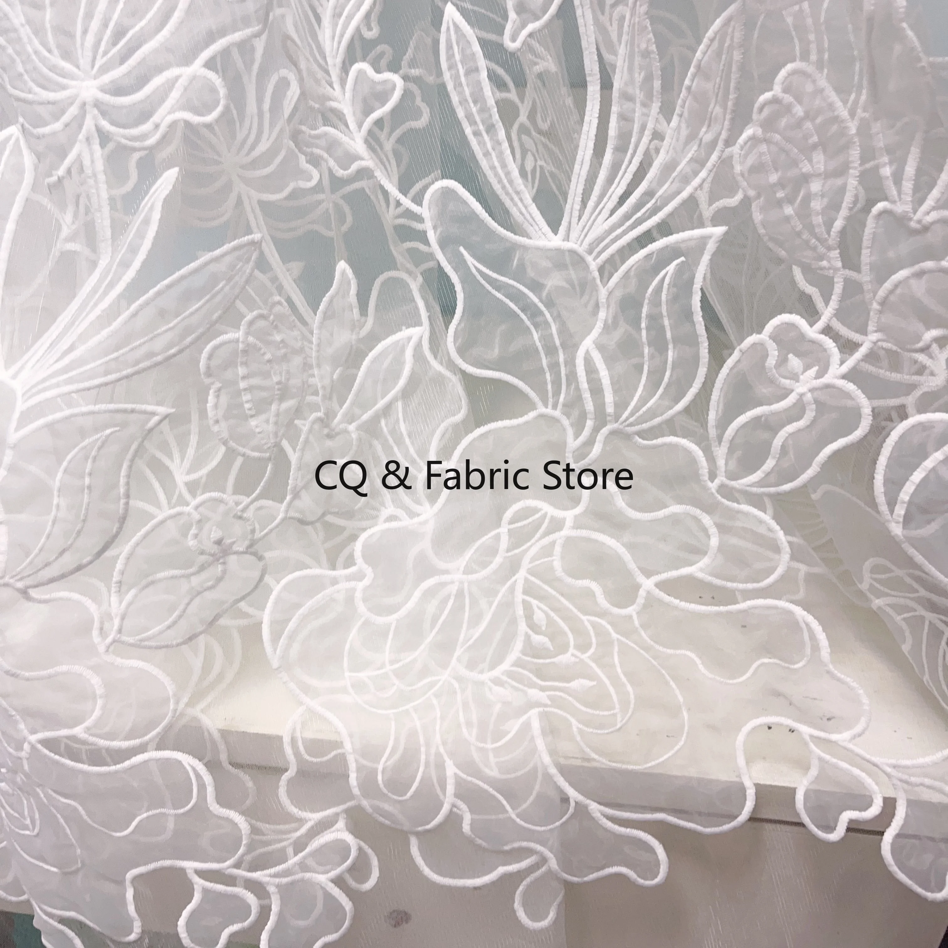 Hochwertiger Spitzen- und Netzstoff mit lasergeschnittener Organza-Blume für Hochzeitskleid und Abendkleid. Eleganter Braut-Spitzenstoff