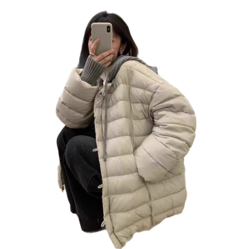 سترة نسائية متوسطة الطول، طراز شتوي جديد، عصري ومتعدد الاستخدامات، مع قبعة محبوكة قابلة للفصل، معطف فضفاض ودافئ.