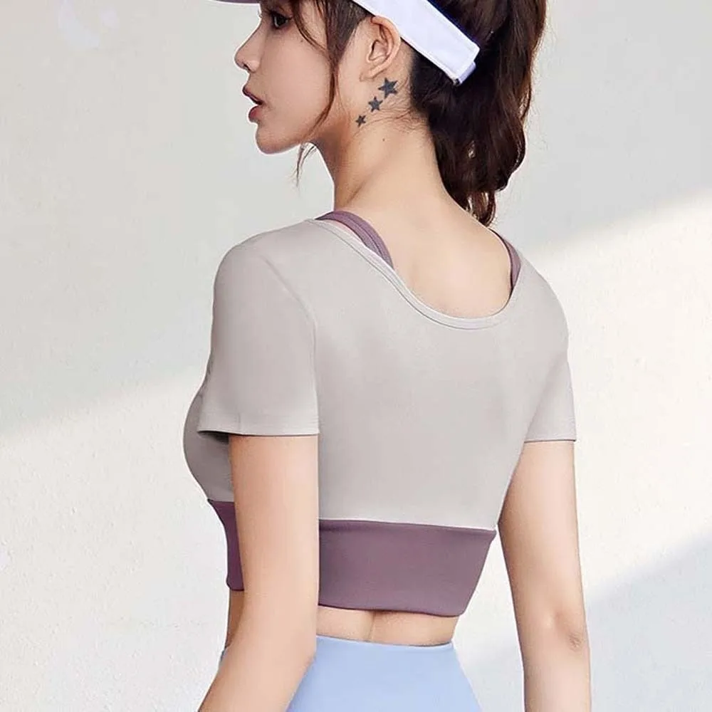 

Спортивный топ в сочетании с бюстгальтером. Дышащая футболка контрастного цвета для йоги. Утолщенный облегающий короткий топ больших размеров. Женская одежда.