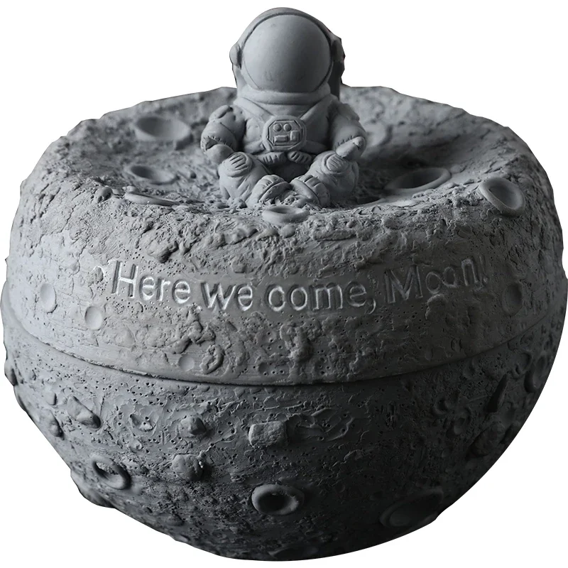 

Nordic Astronaut Ashtray with Cover Creative Personality Anti-fly Ash Living Room Home Fashion Ashtray